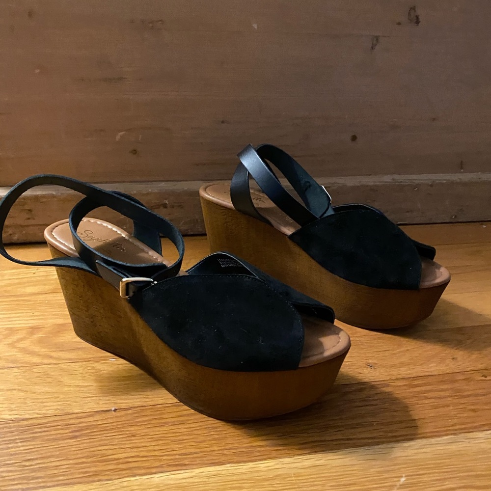 Never Worn Seychelles Platform Sandals